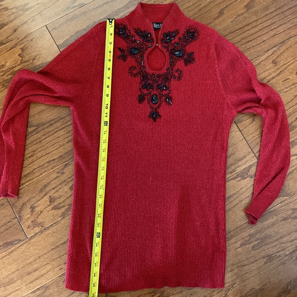 Objects Dart red O/S sparkly rhinestone Tunic sweater -Size Medium - Picture 10 of 10